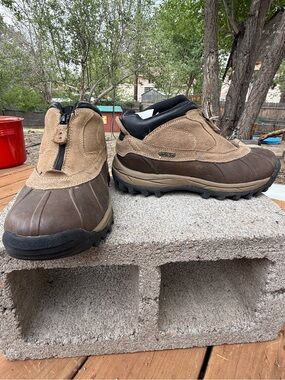 Totes Tricia boots in the tan colorway